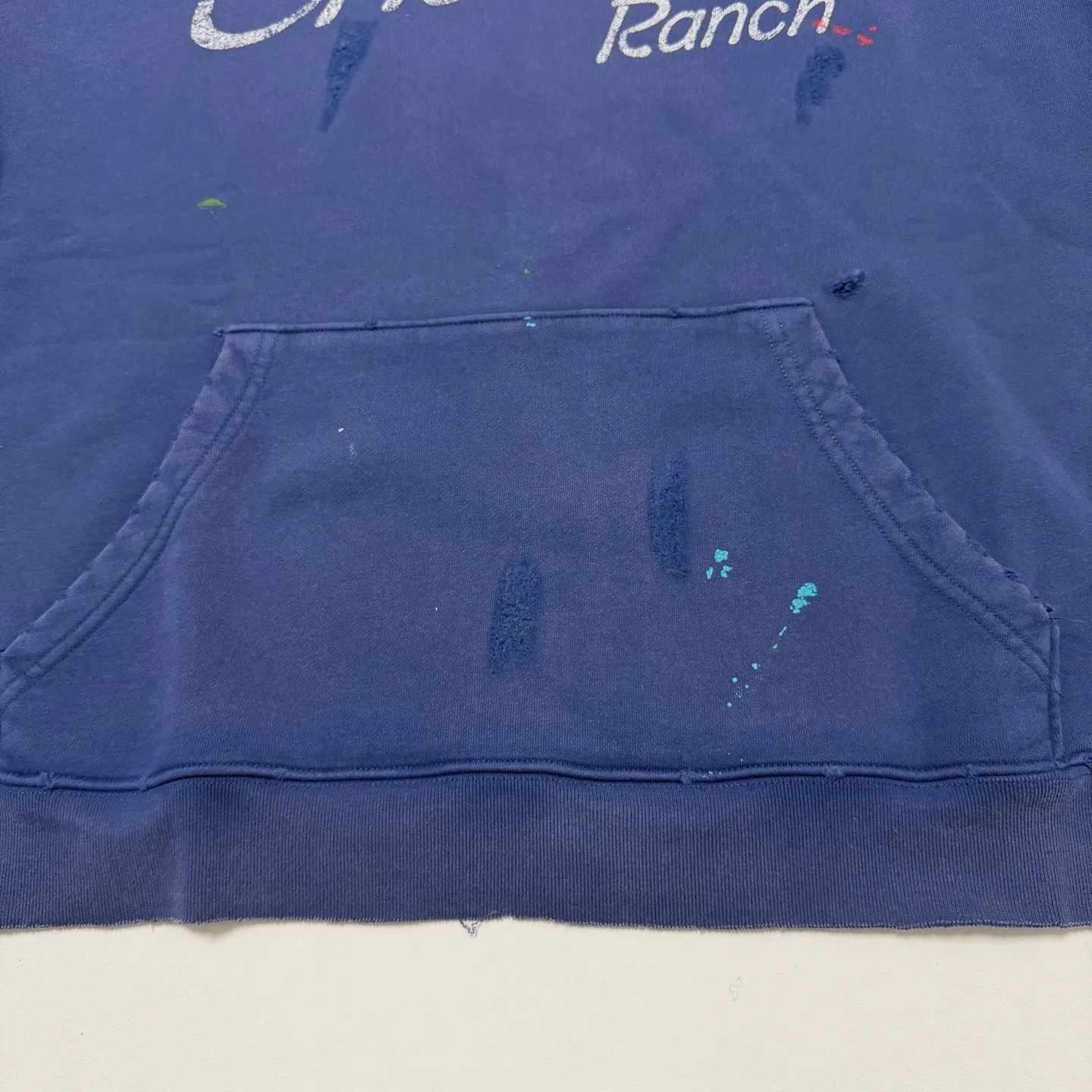 GALLERY DEPT. CHATEAU RANCH HOODIE/NAVY Horseshoe Winery Splash Ink Destroyed Hoodie Washed Blue S-XL Assute Reactive Dyes Ready-made Clothes Fade Process Post-Fry Color Processing Super Heavy and Cumbersome Too Many Cuts and Hanging Wormhole Destruction Process➕Hand-Splashed Ink Very Time-consuming and Labor-intensive Correct Version Original Main Mark➕Large Main Mark➕Yellow Wash Mark The original BOXY short and wide version has not been changed at all. God-cut. Authentic level printing process. Post-washing treatment to show natural aging effect.